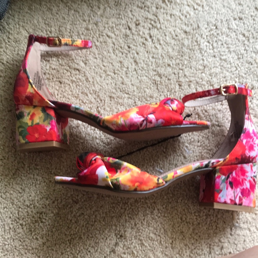 Betsey Johnson size 6 floral heels